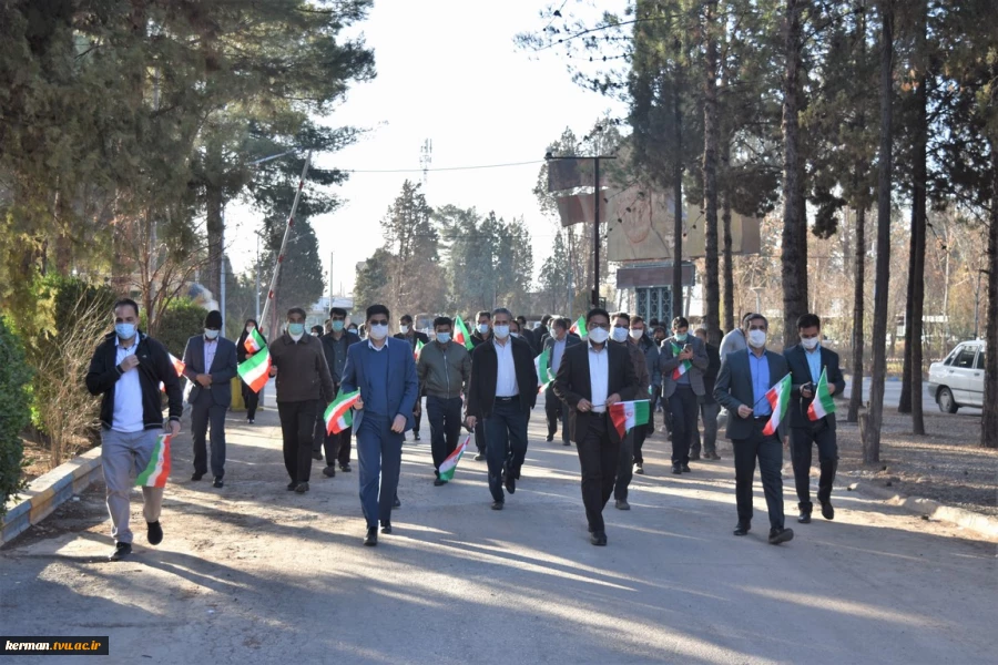 کارکنان دانشکده شهید چمران کرمان با برگزاری راهپیمایی نمادین، چهل و دومین سالگرد پیروزی انقلاب اسلامی ایران را گرامی داشتند. 3