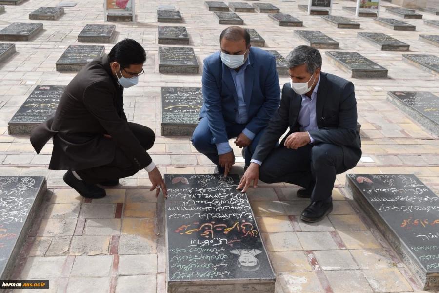 به مناسبت روز بزرگداشت شهدا، کارکنان دانشکده شهید چمران کرمان، به مقام والای شهدای این شهر، ادای احترام کردند. 5