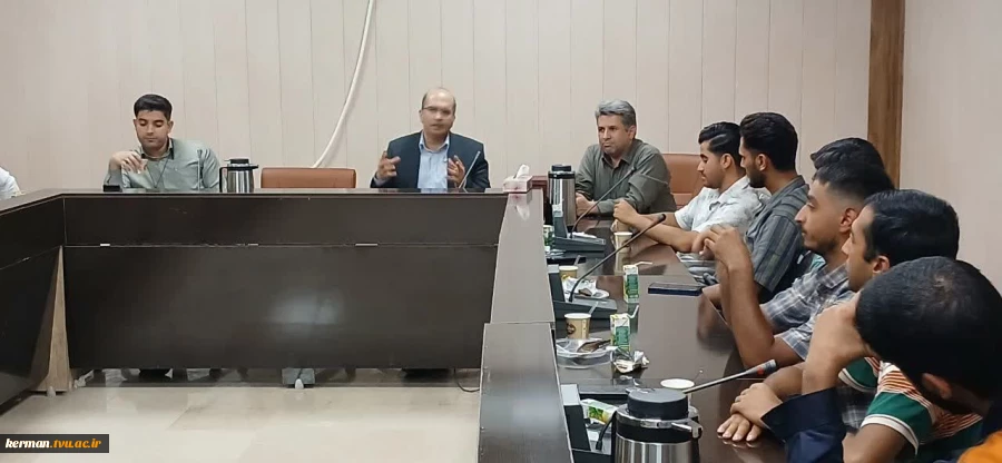 تقدیر از دانشجویان عضو تیم اجرایی رویداد دانش مهارت و فناوری در مرکز رشد دانشگاه ملی مهارت. 5