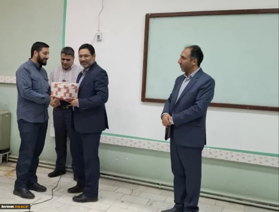 با حضور معاونت فرهنگی و دانشجویی دانشگاه ملی مهارت و ادای احترام به مقام شهید حاج قاسم سلیمانی:
 نخستین دوره ضیافت اندیشه دانشگاه ملی مهارت واحد استان کرمان به کار خود پایان داد. 2
